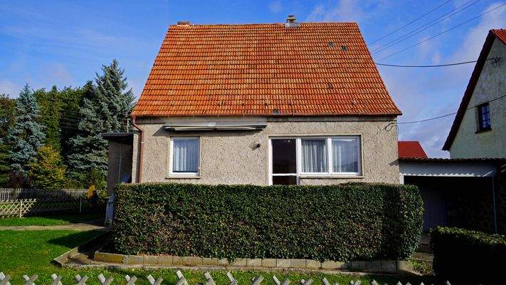 Straßenansicht des klassichen DDR-Typenhauses EW 65