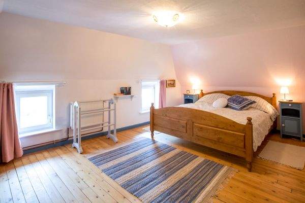 Platz! Im Schlafzimmer Nr.2 im Obergeschoss.