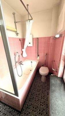 Badezimmer mit rosa Fliesen