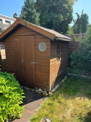 kleines Gerätehaus im Garten