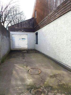 Seiteneinfahrt mit Rolltor