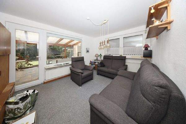 Wohnzimmer mit Zugang zur Terrasse