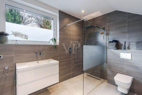 Geräumiges Duschbad im Erdgeschoss