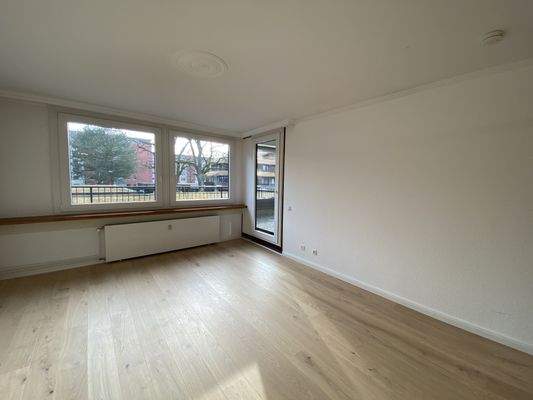 Heller Wohnraum mit neuem Parkettboden