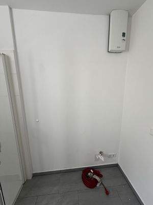Leere Wand mit Boiler
