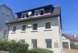 Außenansicht mit Hofeinfahrt