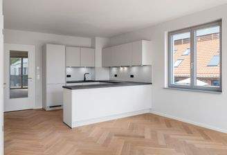 Moderne Küche mit Eichenparkett