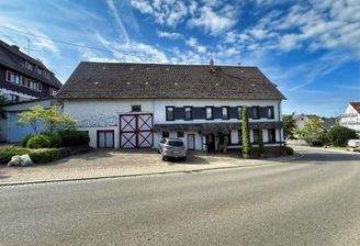 Großzügiges Wohn- und Ökonomiegebäude in zentraler Ortskernlage