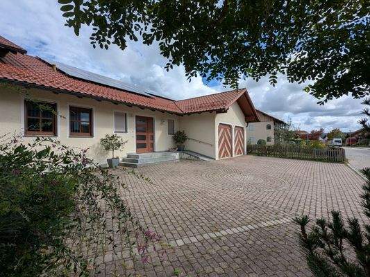 Gesamtansicht mit KFZ-Stellplätzen