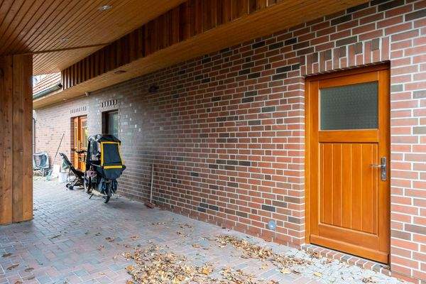 Carport mit Zugang zum HWR