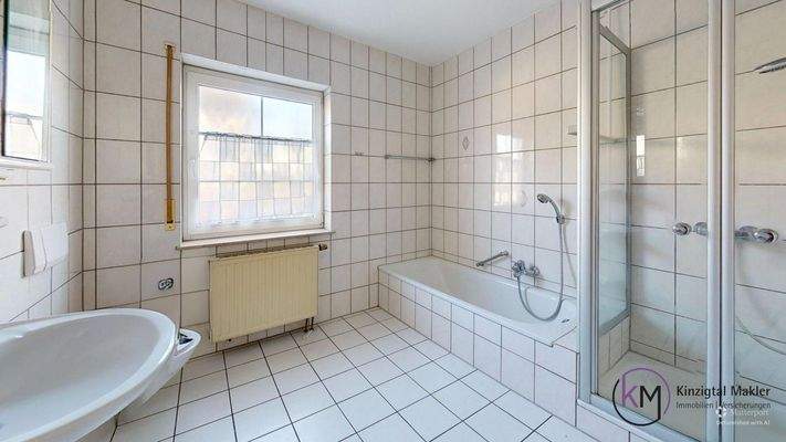 ... Badezimmer mit Fenster