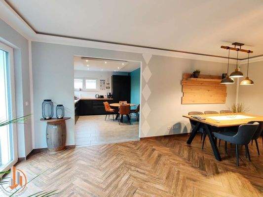 Wohnzimmer - Blick in die Küche