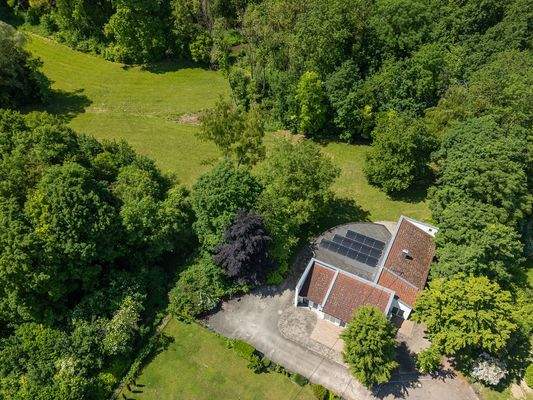 Ein Grundstück mit großem Baumbestand