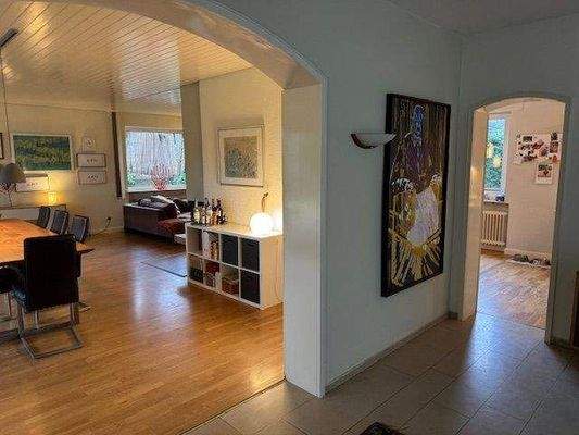 Blick Eingangshalle zum Wohnbereich und zur Küche