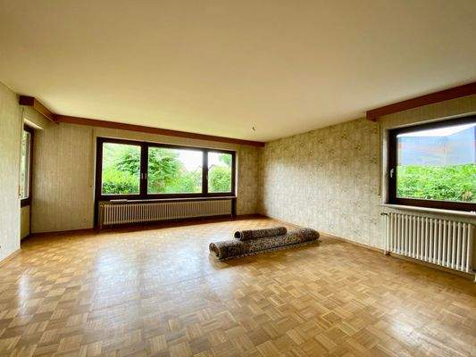 Wohnzimmer mit viel Licht und Parkett