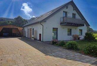 Vorderansicht vom Haus mit Carport