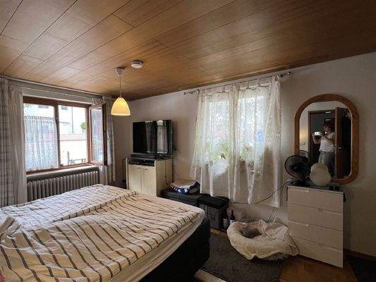 Lichtdurchflutetes Schlafzimmer Haus 1