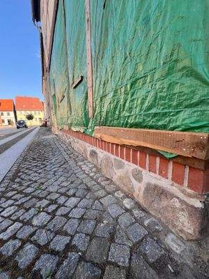 Sanierter Feldsteinsockel