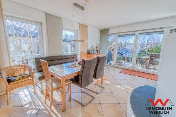 Heller Essbereich mit Terrasse im Erdgeschoss