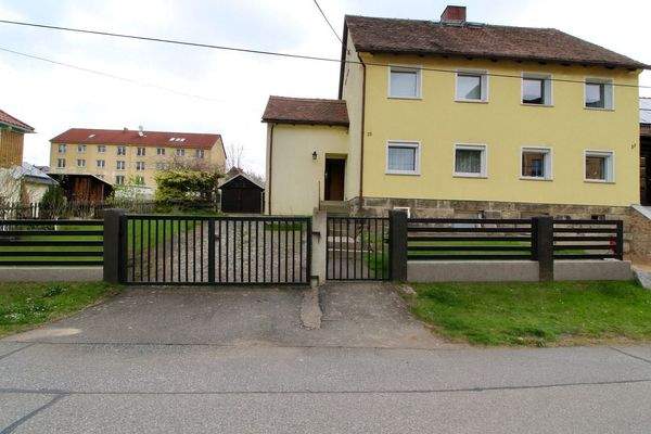 Hausansicht von der Straße