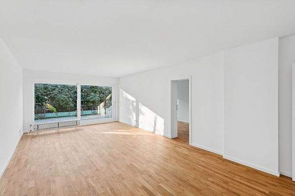 Wohnzimmer mit Zugang zur Terrasse