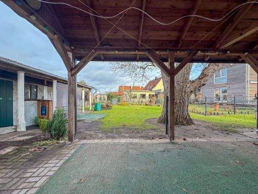 Blick von der überdachten Terrasse