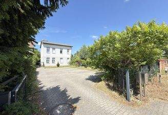 Haus- und Parkplatzansicht