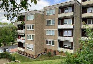 Rückansicht des mehrstöckigen Wohngebäudes mit Balkonen