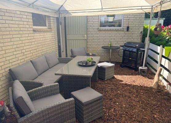 kleiner Gartenbereich hinter Garage