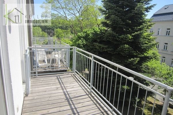 Sonniger Balkon am Wohnzimmer