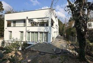 rechte Seite = Terrasse & Gart