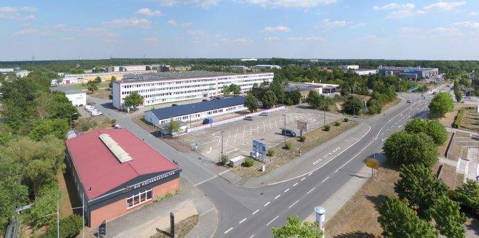Blick auf die Bürohäuser von der Werkstraße aus