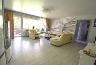 Wohnzimmer mit Zugang Balkon.JPG