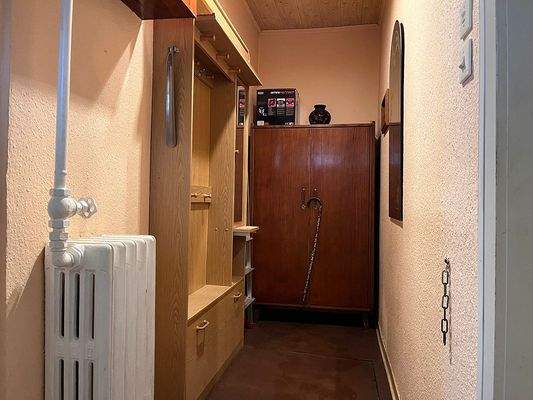 Garderobe mit Zugang Keller