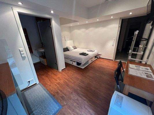 Untergeschoss mit Bick ins Bad 