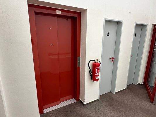 Aufzug / Sanitäre-Anlagen