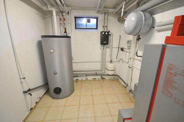 Wasserspeicher im Heizungskeller