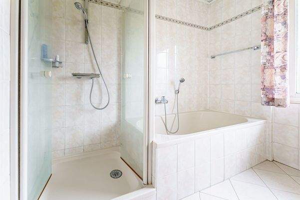 Blick auf Dusche und Badewanne