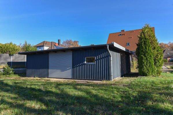 Nebengebäude mit 3 Carports und Werkstatt 
