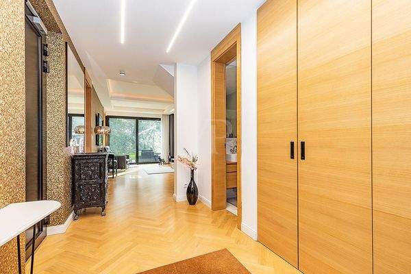 Entreé mit Echtholzeinbauten