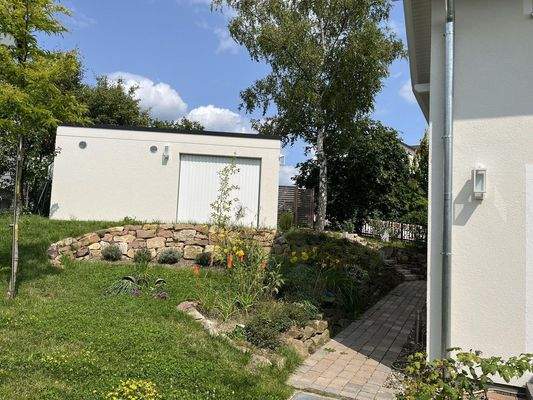 Garage mit Beet