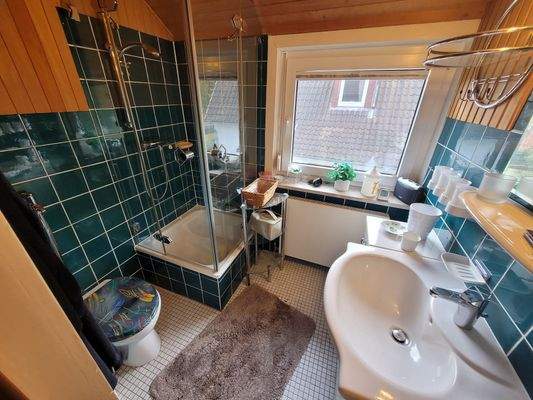 DG Badezimmer mit Fenster