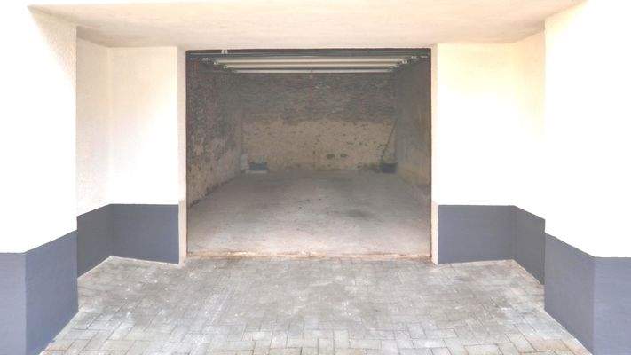 Garage mit Sektionaltor