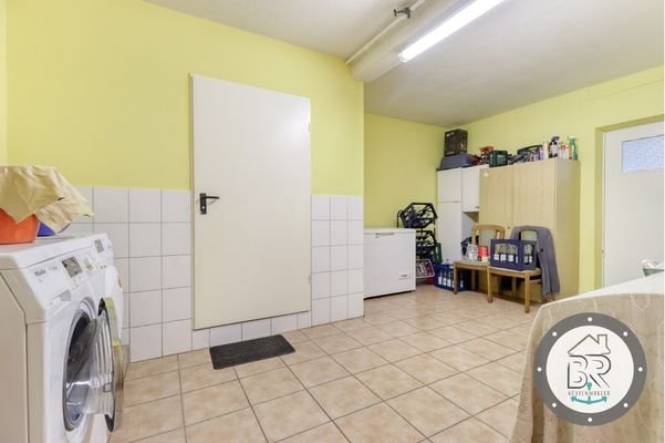 Waschküche mit Durchgang zum Stall