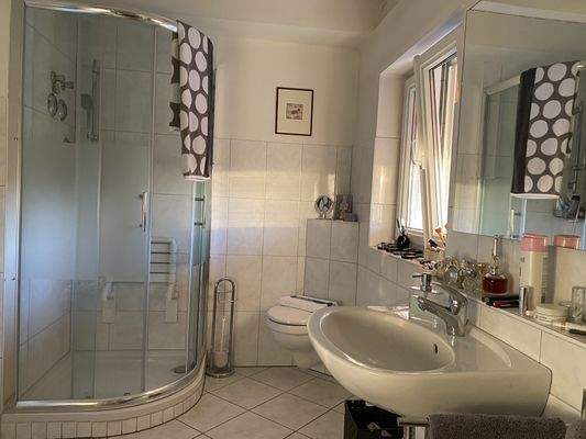Badezimmer mit Dusche