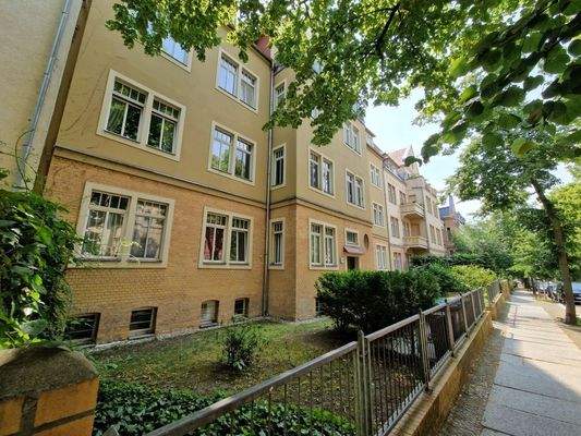 Ansicht mit Vorgarten