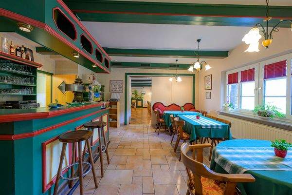 Schankraum, Durchgang zu den Gasträumen.jpg