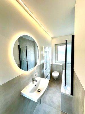 Bad mit Badewanne und Tageslicht