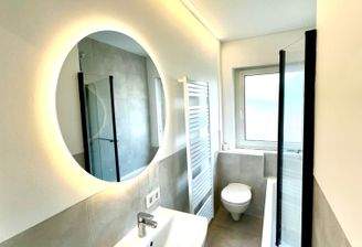 Bad mit Badewanne und Tageslicht