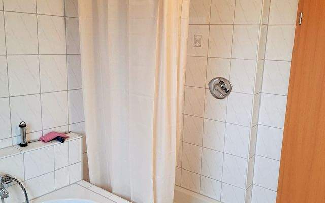 Badezimmer mit Dusche und Badewanne (11).jpg